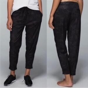 Lululemon Jet Crop *Print Pants in Savasana Camo 20cm New Black Size 8 Athletic